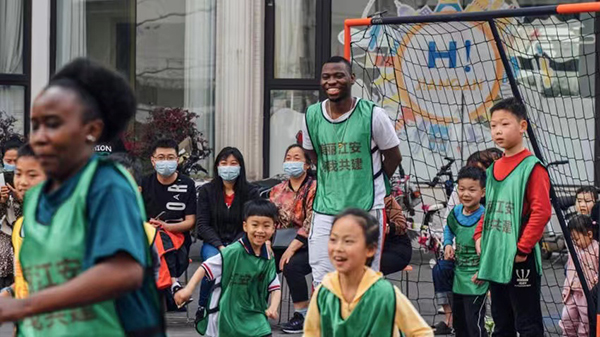 老外在四川|马里留学生巴雷:我为成都大运会加油_fororder_巴雷和小朋友们参加足球活动-受访者供图