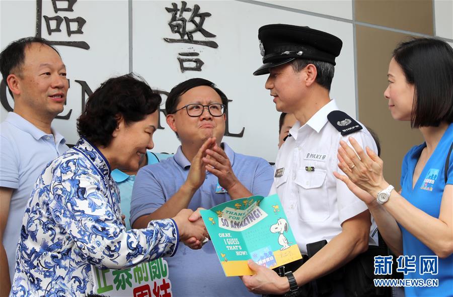 特写：“阿sir加油”——香港市民自发集会支持警方