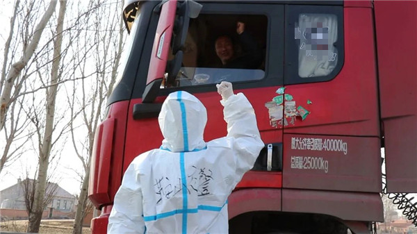 及时送上“暖心餐包” 鞍山交警不让滞留大货司机口渴挨饿_fororder_鞍山交警送给滞留司机食品后互相鼓励。供图 鞍山公安局_副本