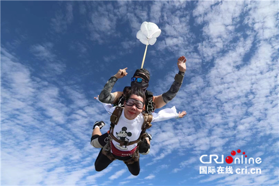 (遇见中国)4000米高空跳伞!捷克小伙在中国探索更高的天空_fororder___172.100.100.3_temp_9500031_1_9500031_1_1_e6332416-6c52-48ed-b91e-4cb545d3c2ec (1)