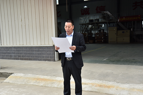 广元青川:春天白茶初上市 采摘新芽献亲人 广元青川:春天白茶初上市 采摘新芽献亲人_fororder_青坪村党支部书记王永明读感谢信