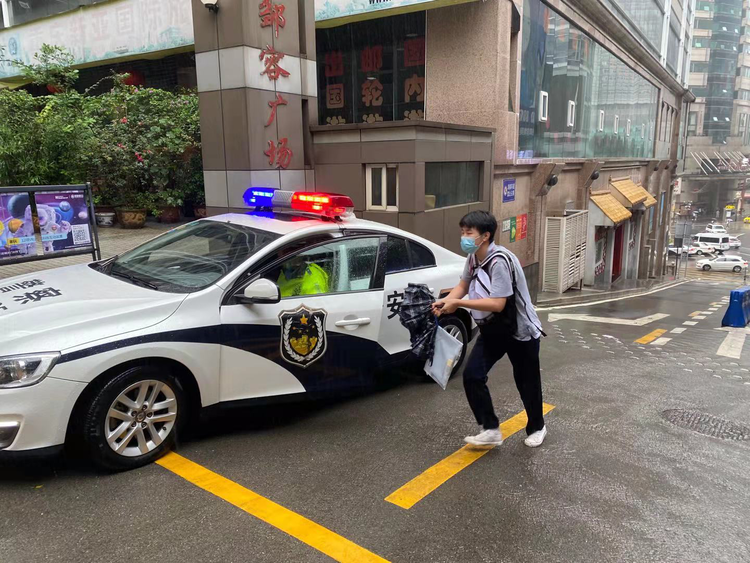 渝中区交巡警菜园坝大队的大队长黄铜强和同事们,一早来到菜园坝转盘