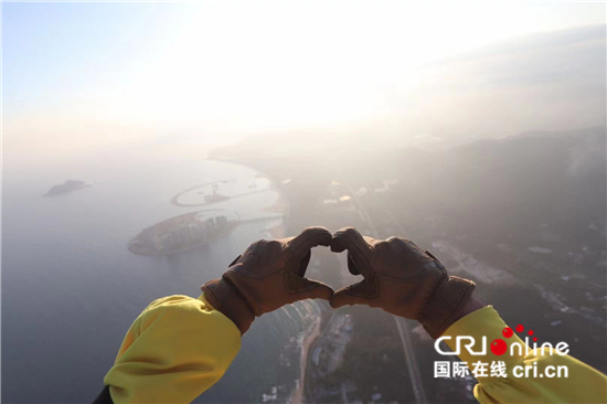 (遇见中国)4000米高空跳伞!捷克小伙在中国探索更高的天空_fororder___172.100.100.3_temp_9500031_1_9500031_1_1_058c584a-d7ba-461d-969d-4fb63759dcf3 (1)