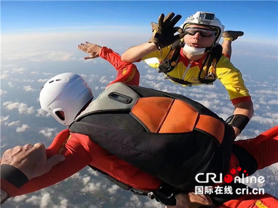 (遇见中国)4000米高空跳伞!捷克小伙在中国探索更高的天空_fororder___172.100.100.3_temp_9500031_1_9500031_1_1_c3b8215f-e83a-43ac-8b85-8fa011cab909 (1)