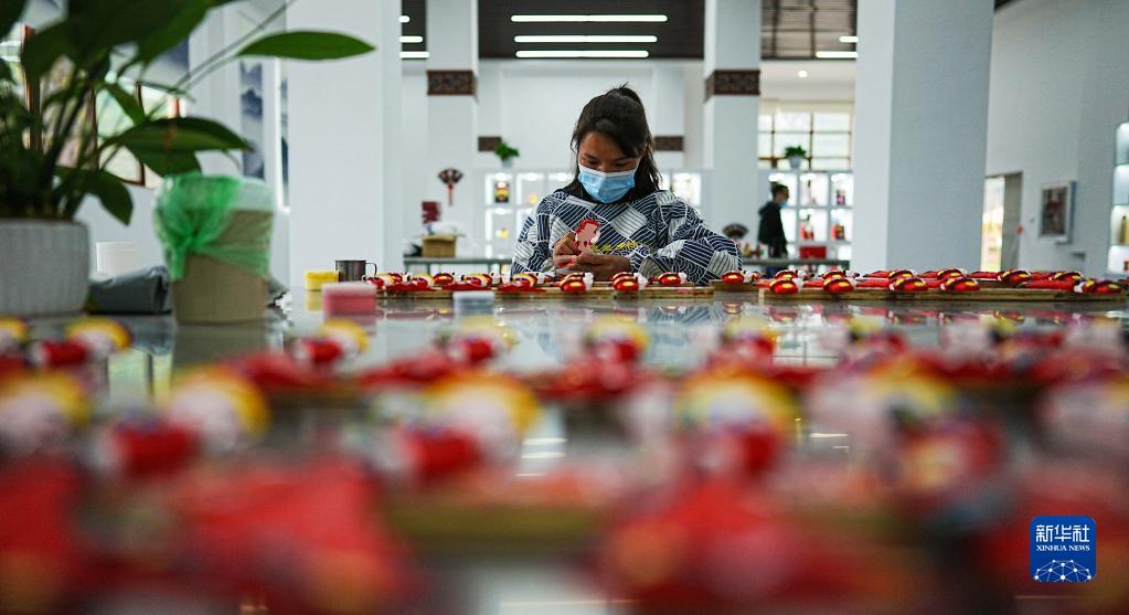 彩绘文创出深山 彩绘文创出深山