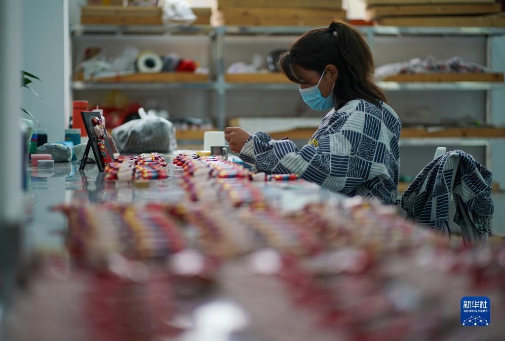 彩绘文创出深山 彩绘文创出深山