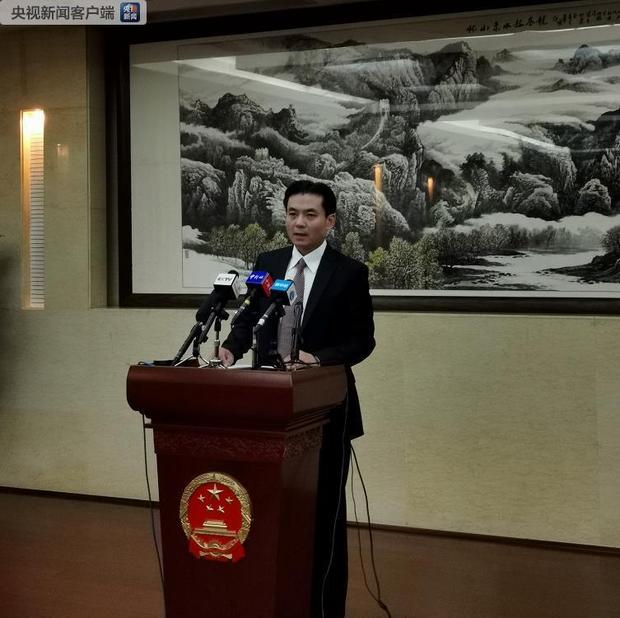 国务院港澳办新闻发言人杨光就香港极少数暴徒投掷汽油弹袭警予以严厉谴责