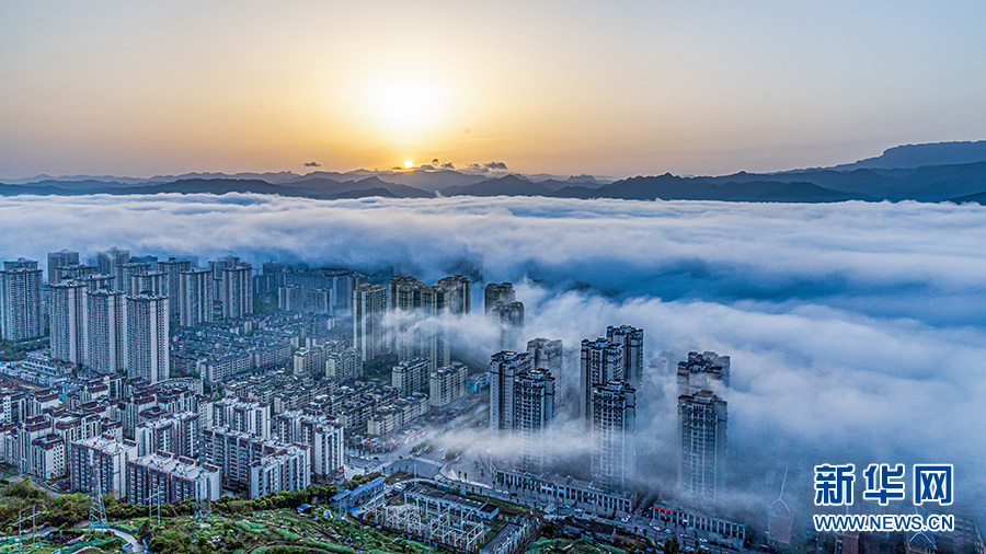 【城市远洋带图】一城山色半城雾 重庆晨雾绕城似梦幻“海景”