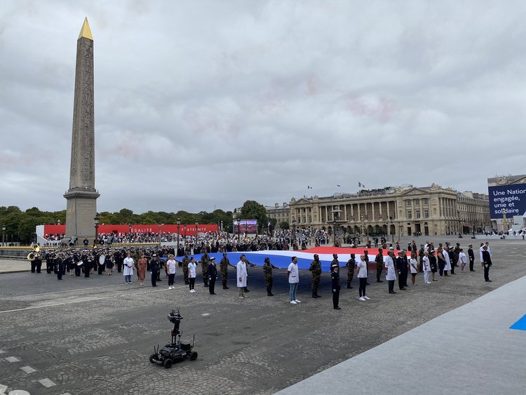 法国举行国庆庆典 医护人员代表受邀出席国庆观礼