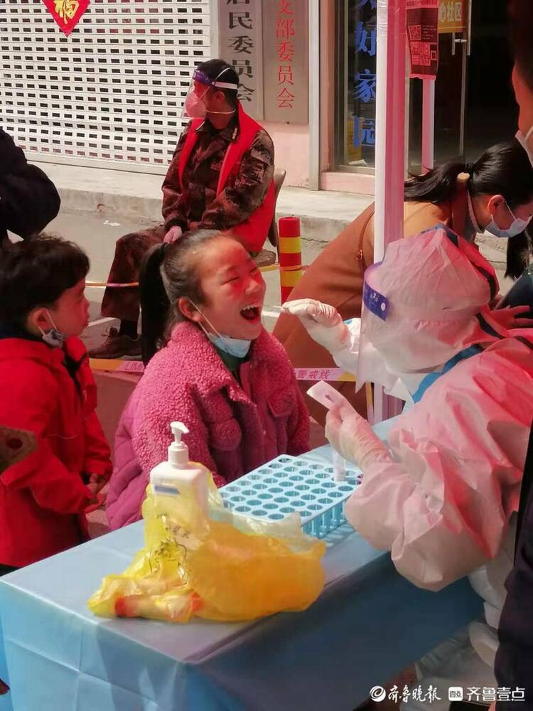 “大白,你是我妈妈!”枣庄一处核酸检测现场母子偶遇 感动市民