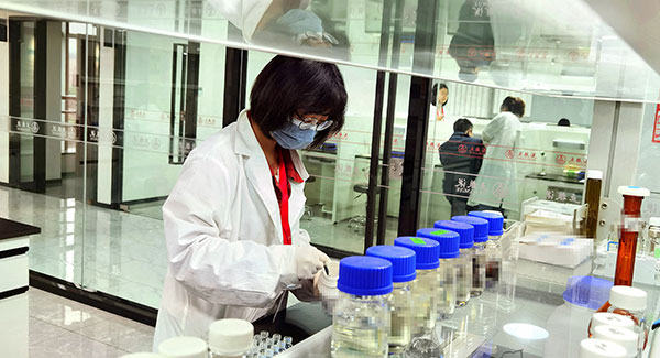 五粮液高质量通过国家企业技术中心复评_fororder_研究人员正在忙于科研-摄影-何芳