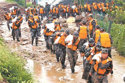 子弟兵全力抗击台风“利奇马”