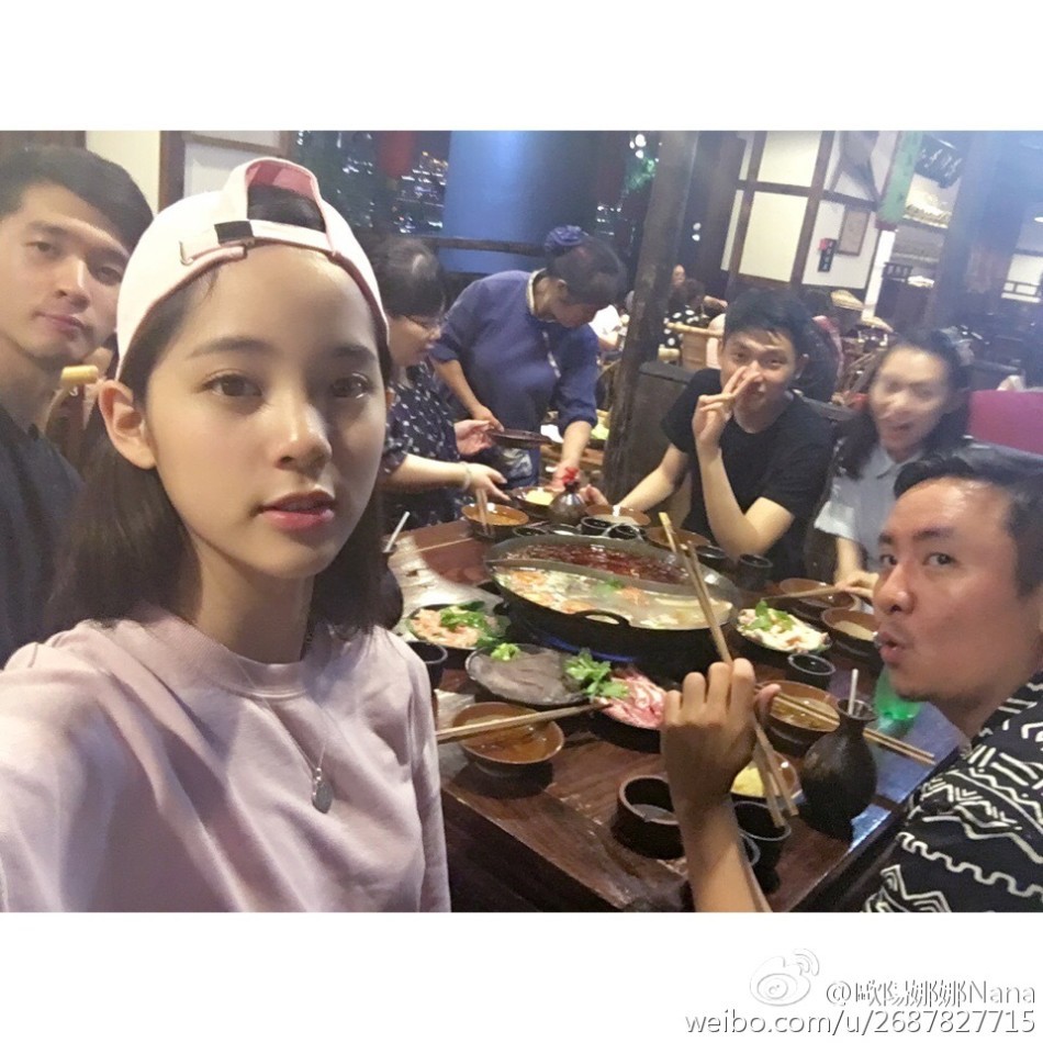 欧阳娜娜重庆吃火锅 笑容甜美长腿纤细(组图)[3]- 中国日报网