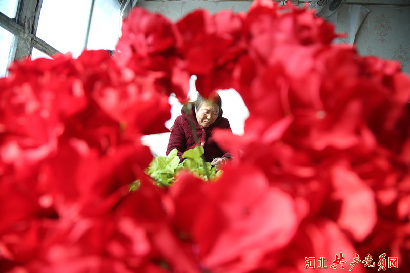 河北迁安:手工绢花扎出多彩幸福路
