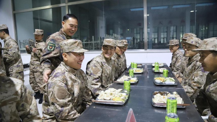 迁安：欢送新兵“饺子”宴 军营饺子“忠诚”馅