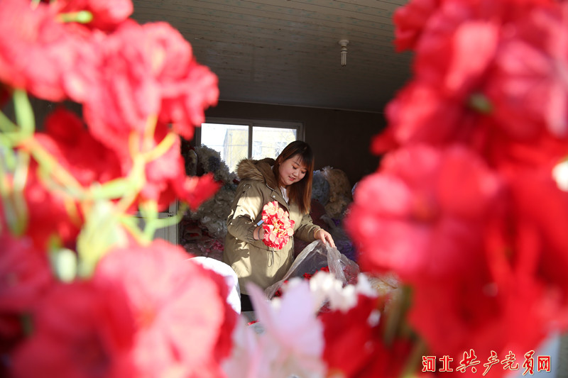 河北迁安:手工绢花扎出多彩幸福路
