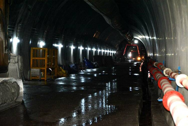 （转载）成昆铁路复线吉新隧道贯通 预计年底全线通车