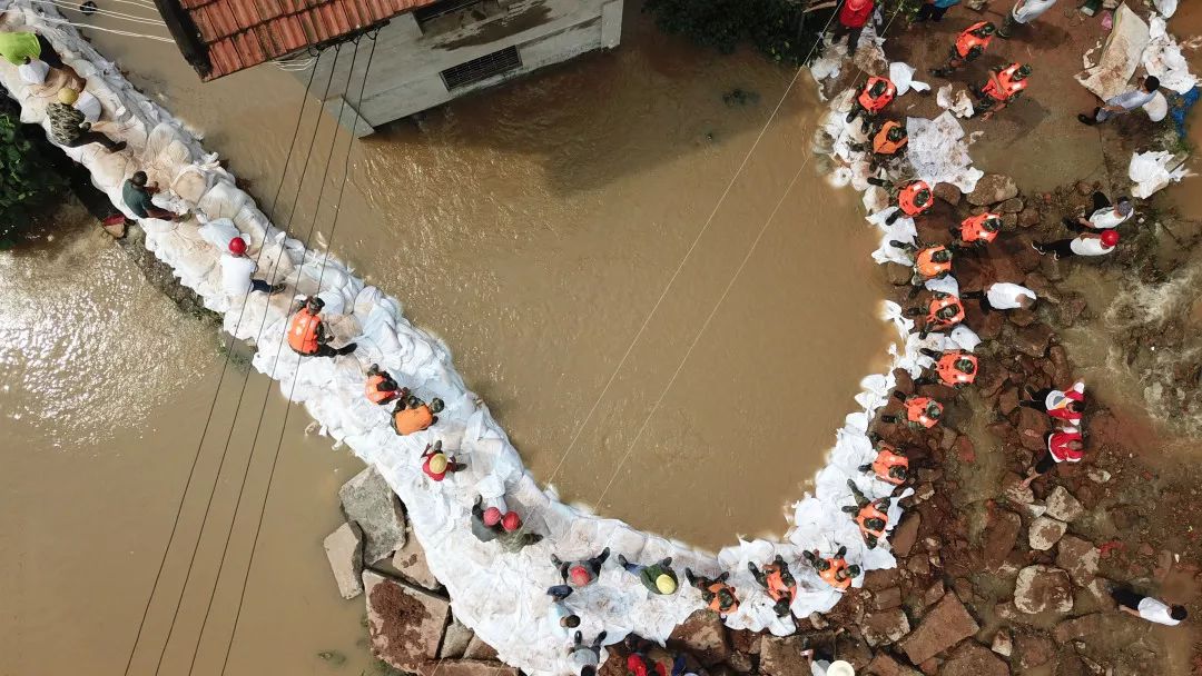 有一种逆行，叫中国军人！