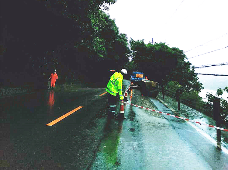 【加急】重庆北碚：连续暴雨致山体巨石滑落 交巡警紧急排除隐患