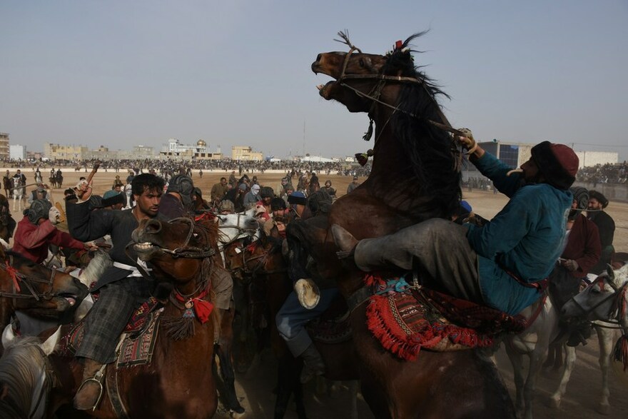 Asia Album: Afghanistan's "goat grabbing" match Buzkashi kicks off_fororder_1