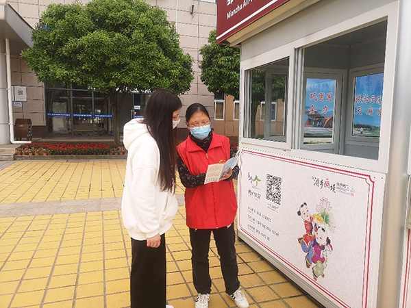 【创建天府旅游名县】绵竹:暖心“红马甲”服务游客零距离_fororder_QQ图片20220408111704