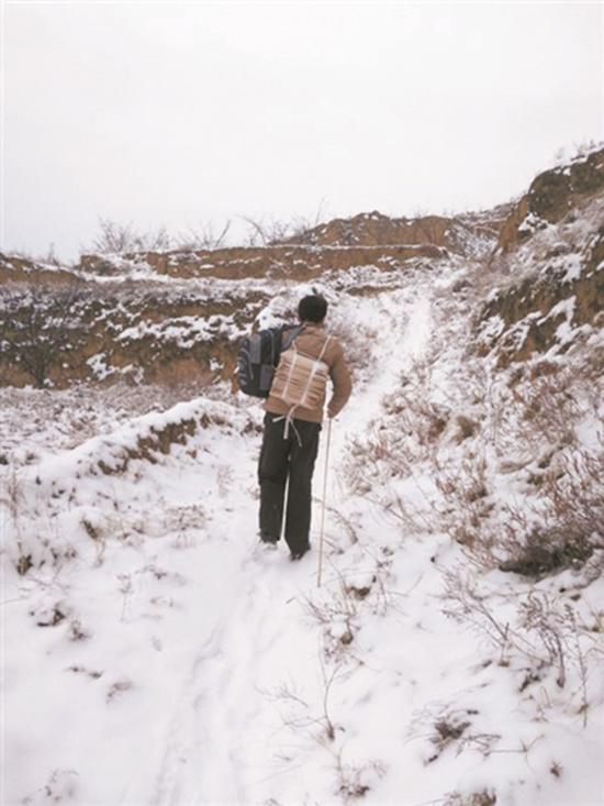 期末考遇大雪封路 教师背3000份试卷徒步上山