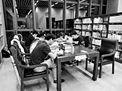 北京图书馆开夜间阅读时段 夜读人:读书忘了关门时间