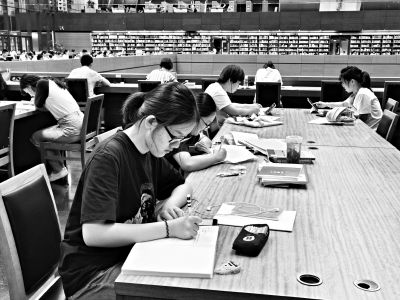 北京图书馆开夜间阅读时段 夜读人:读书忘了关门时间