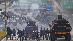 印尼多地暴发抗议活动：不满物价高涨，反对延长总统任期