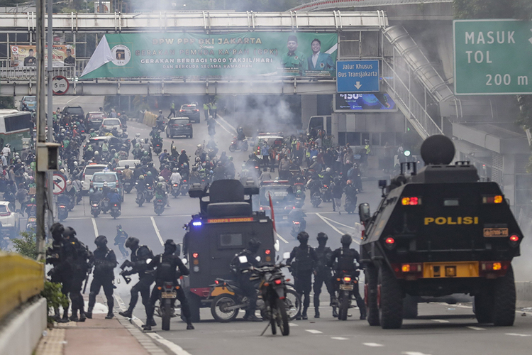 印尼多地暴发抗议活动：不满物价高涨，反对延长总统任期