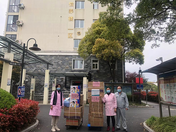 四川省组织驻外机构做好赴沪赴吉援助医疗队和在外川籍农民工服务保障工作_fororder_为上海当地街道、医院、养老院等地捐赠物资-供图-四川省经济合作局