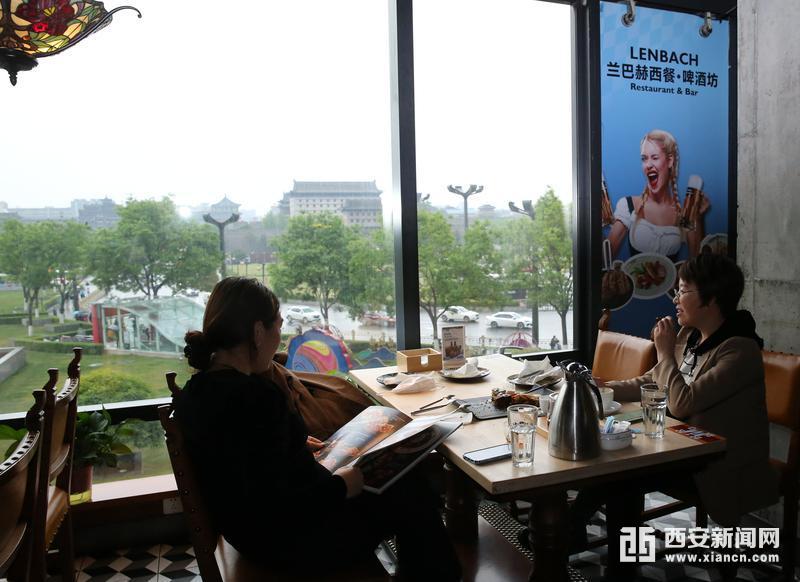 【全球美食在西安】德国餐馆兰巴赫:当地道德餐与古城墙同框