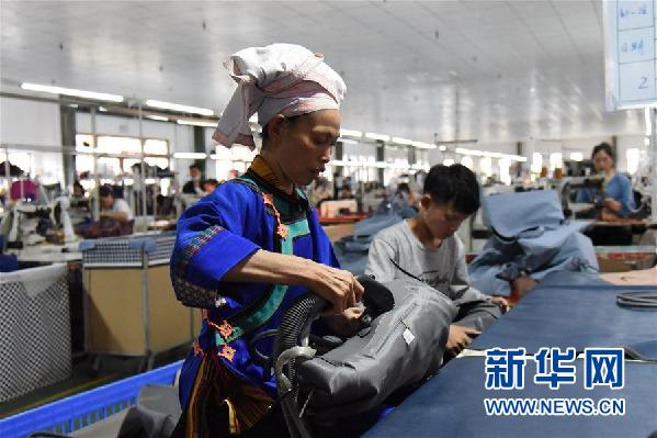 贵州黔西南：“小”手袋稳就业