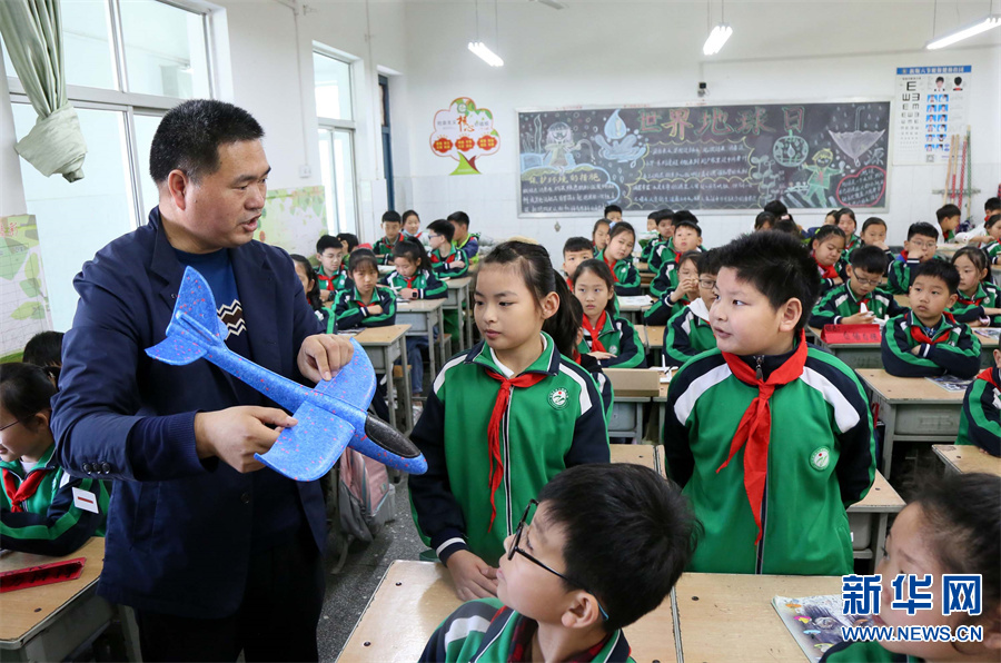 洛阳汝阳：学习航空知识 放飞科技梦想