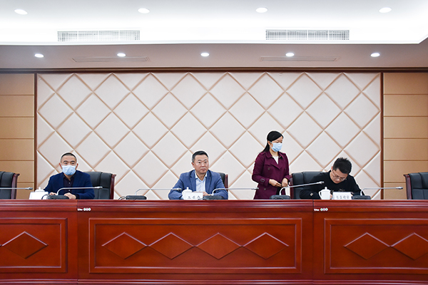自贡首宗“交地即交证”项目实现 高新营商环境进入“加速度”_fororder_2三方交地协议签订现场(摄影-赵丽)