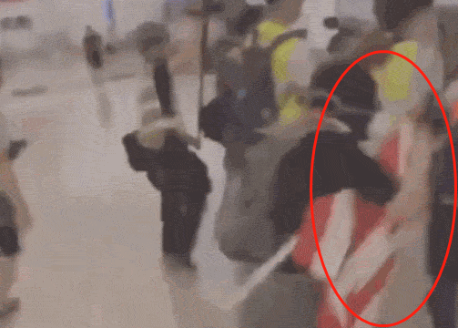 在中国香港拿着美国国旗追打同胞 岂有此理！