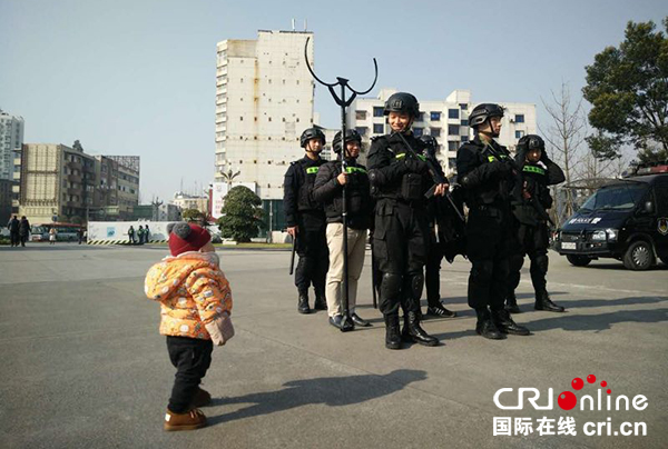 图片默认标题_fororder_警察叔叔与萌娃眼神互动-（成都龙泉驿区委宣传部-供图）
