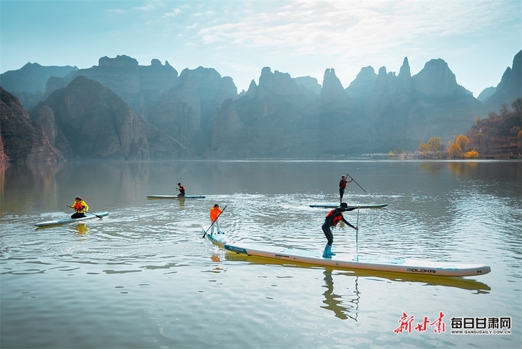 人在画中游 花在山上开 春日炳灵湖美得有些过分了