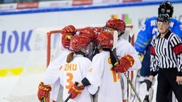 女子冰球世锦赛甲级B组：中国队五连胜夺冠