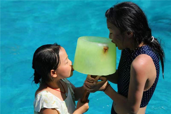 【社会民生】重庆迎高温 市民游客坐冰桶玩麻将消暑