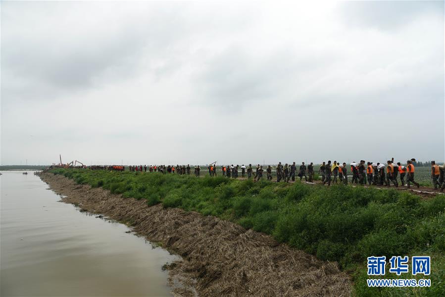 山东寿光全力抢修决口堤坝