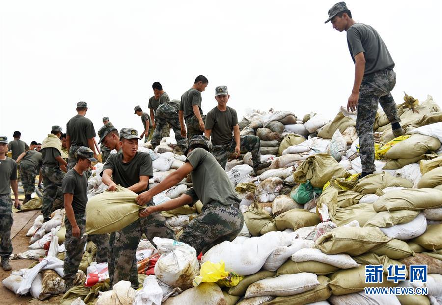 山东寿光全力抢修决口堤坝