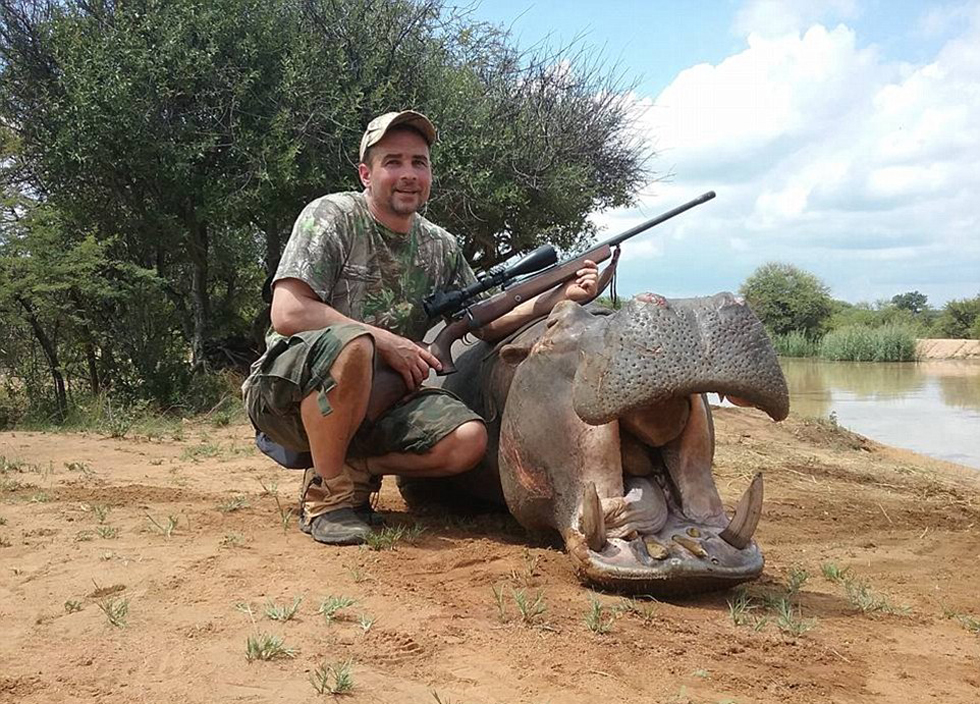 瑞典男子晒南非打猎照引公愤 称长颈鹿肉最好吃(组图)