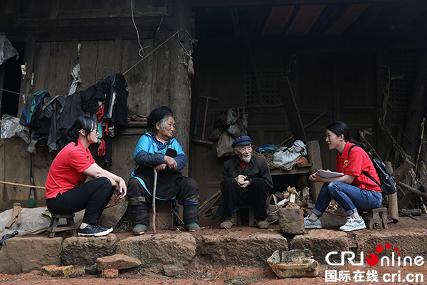 图片默认标题_fororder_扶贫队员入户走访贫困户（摄影-刘世光）