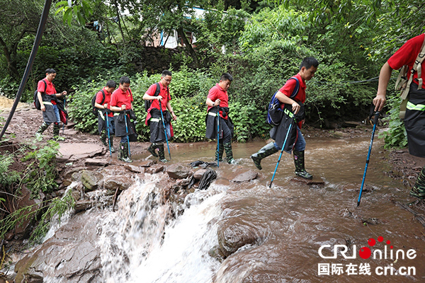 图片默认标题_fororder_扶贫队员在走访路上（摄影-刘世光）