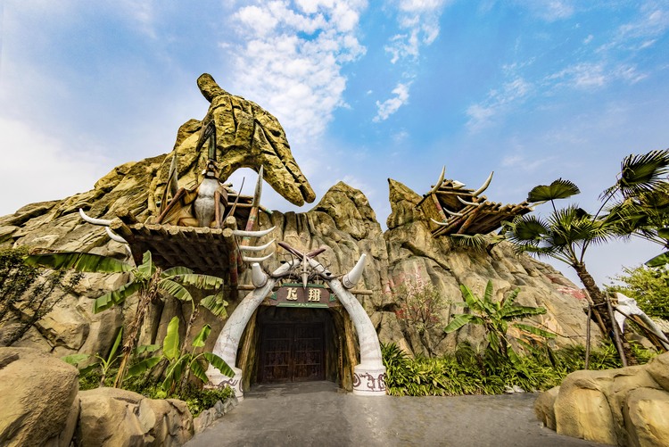 博物馆仅一街之隔,园区内占地千亩的自贡方特恐龙王国正如一片探险地