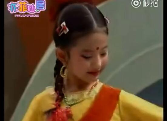 视频为武汉市"庆六一"文艺晚会,刘亦菲代表鄱阳湖小学表演舞蹈《欢乐
