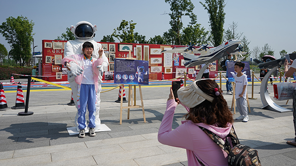 中国航天日 青少年感受“沉浸式”航天文化_fororder_让妈妈记录自己航天梦的孩子