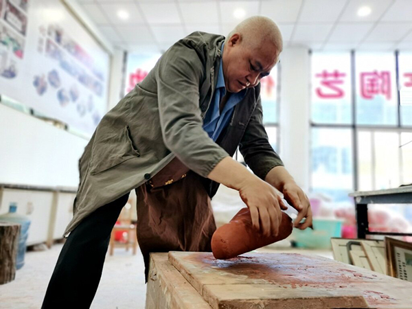 我在乡村挺好的|眉山仁寿蔡中云:一生热爱 匠心传承_fororder_蔡中云正在揉泥-摄影-郭侨
