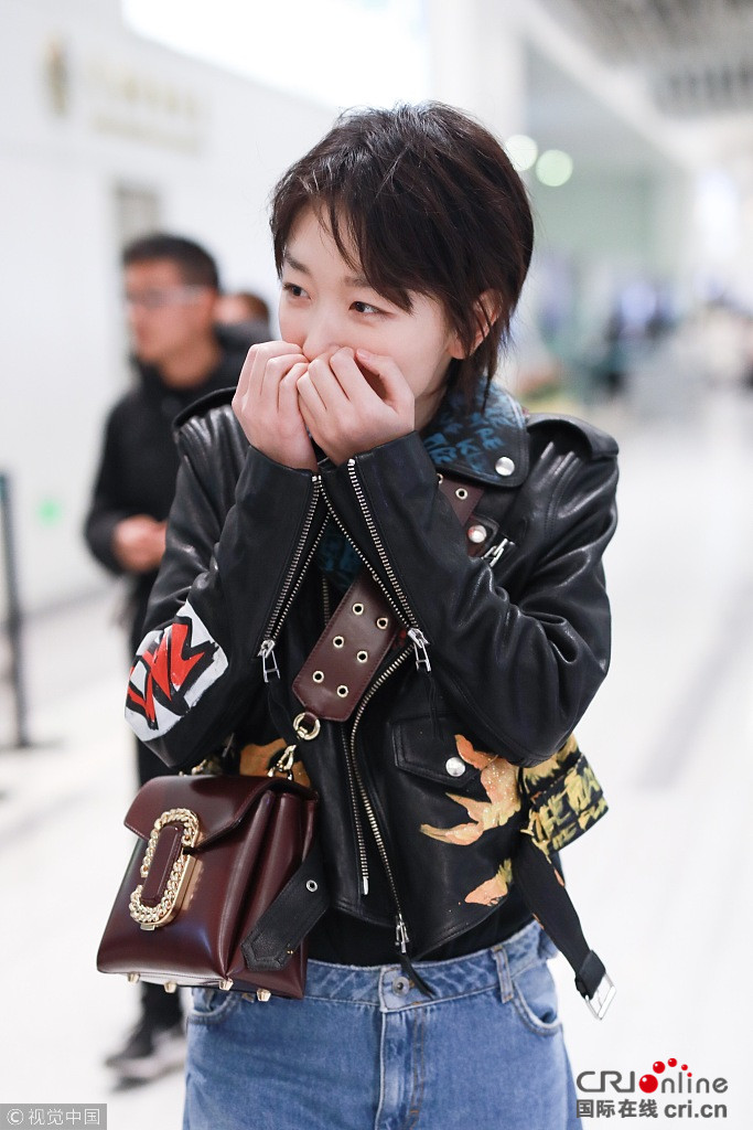 周冬雨否认与曾志伟关系亲密 心情大好花式卖